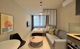 #Aura Apartments & Suites V6